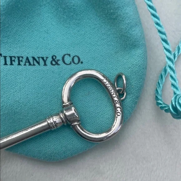 Tiffany & Co. Silver large Oval Key charm with original Turquoise Pouch - Picture 3 of 6